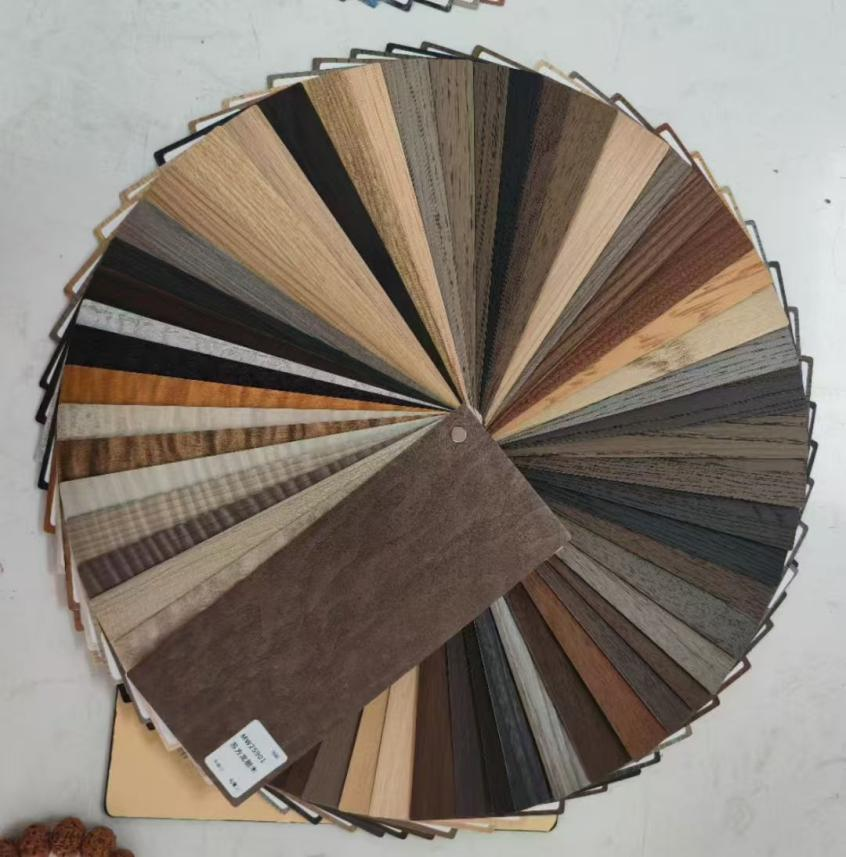 Decorazione superficiale di porte in acciaio inossidabile: analisi di fattibilità dell'applicazione di pellicole con venature del legno